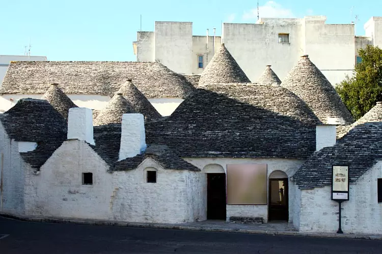 Il complesso di 15 trulli che forma il Museo Territorio di Alberobello.