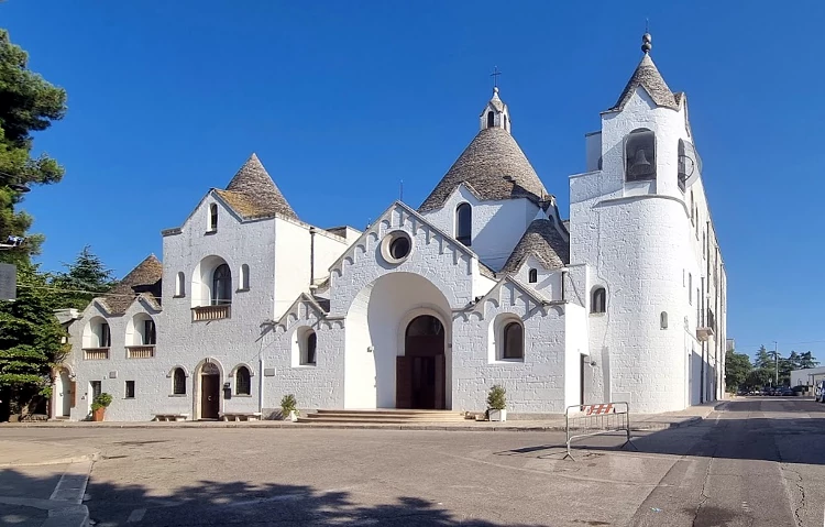 Ad Alberobello anche la chiesa di Sant'Antonio è a forma di trullo.