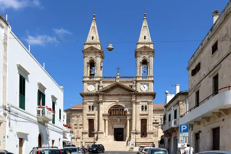 La Basilica dei Santi Medici Cosma e Damiano di Alberobello.