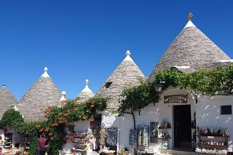 Trulli in una delle strade principali del Rione Monti di Alberobello.