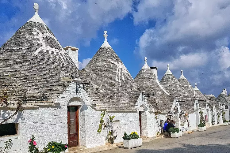 Trulli nel borgo di Alberobello, nel cuore della Puglia.