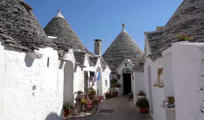 Trulli nel borgo di Alberobello, in Puglia.
