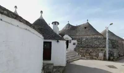 Il Trullo Siamese di Alberobello con le due cupole unite.