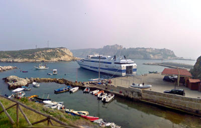 Aliscafo al porto di San Domino, Isole Tremiti.