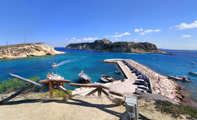 Il porto di San Domino alle Tremiti.