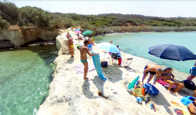 La Baia dei Turchi con le falesie sulla costa marina.