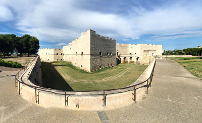 Il grande castello di Barletta.