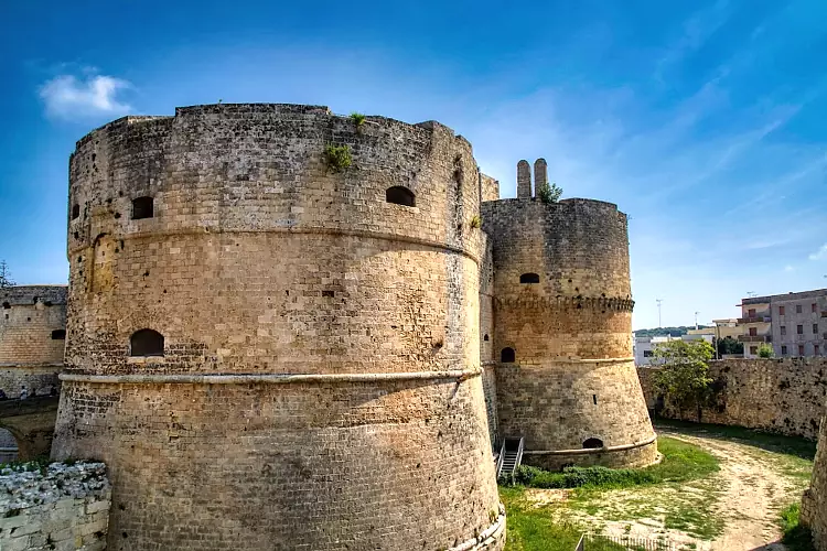 Gli imponenti bastioni del Castello Aragonese di Otranto e una parte del fossato.