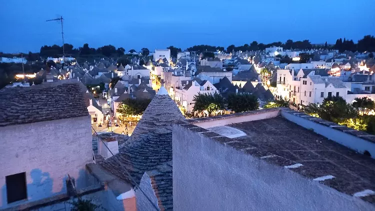 Vista serale dal belvedere accanto alla chiesetta di Santa Lucia ad Alberobello.