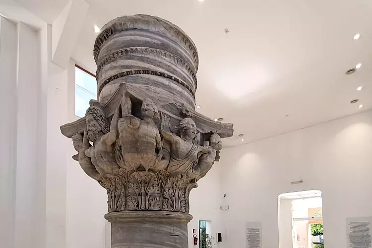 Il capitello corinzio da vedere all'interno di Palazzo Granafei-Nervegna, a Brindisi.