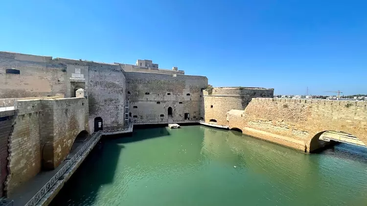 Il Castello Alfonsino di Brindisi, conosciuto come "forte a mare".