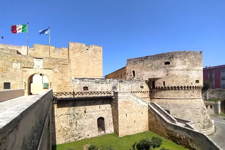 Una piccola parte dei bastioni dell'imponente Castello Svevo di Brindisi.