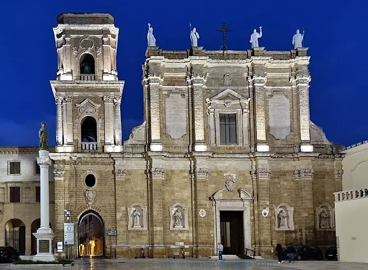 La facciata della Cattedrale di Brindisi in Piazza Duomo.