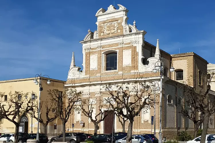 La Chiesa di Santa Teresa che si affaccia sull’omonima piazza brindisina.