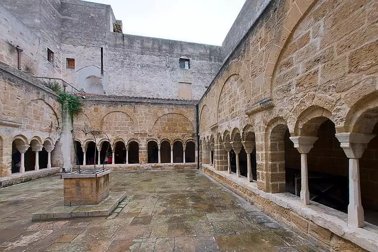 Lo splendido chiostro dell’antico monastero della chiesa di San Benedetto di Brindisi.