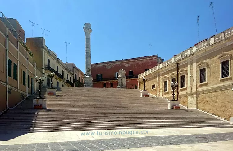 Le colonne romane di Brindisi con la scalinata.