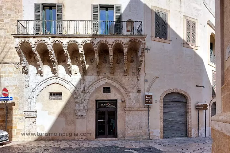 La Loggia Balsamo a Brindisi, un bellissimo balcone trecentesco riccamente scolpito.