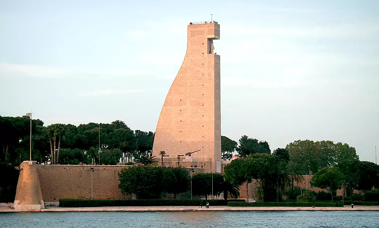 Il Monumento al Marinaio d'Italia a Brindisi.