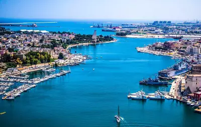 Brindisi, veduta del porto e della città pugliese.