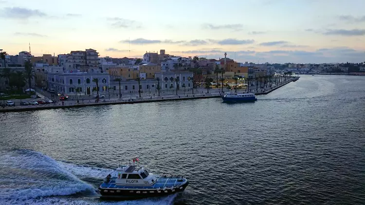 Brindisi, veduta della città pugliese affacciata sul porto.