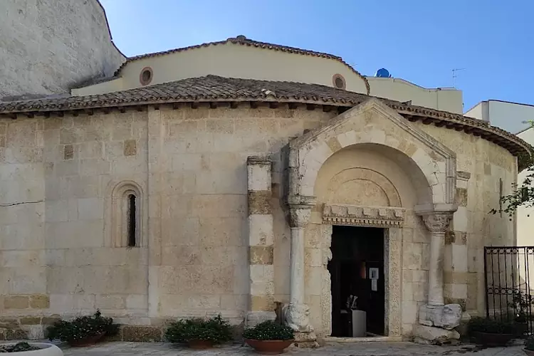 La Chiesa di San Giovanni al Sepolcro nel centro storico di Brindisi.