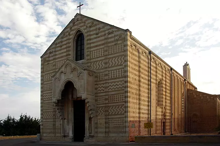 La particolare chiesa di Santa Maria del Casale a Brindisi.