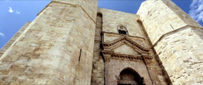 Il portale principale di ingresso al Castel del Monte in Puglia.