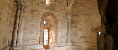 Sala al secondo piano del castello di Castel del Monte.