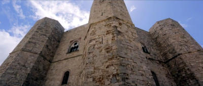 Le torri di Castel del Monte, misterioso castello pugliese.
