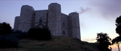 La fortezza imperiale di Castel del Monte al tramonto.