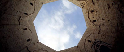 Vista del cielo dal cortile di Castel del Monte.