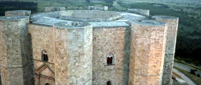 Vista delle finestre al secondo piano di Castel del Monte, vicino Andria.