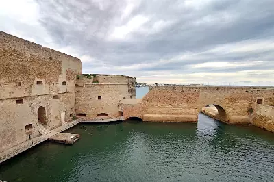 Il Castello Alfonsino di Brindisi, conosciuto come "forte a mare".