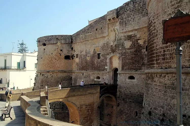 L'ingresso del Castello di Otranto con il ponte sul fossato.