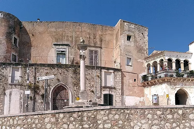Il castello di San Nicandro Garganico, uno dei comuni da visitare.