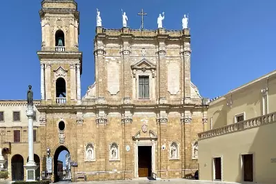 La facciata della Cattedrale di Brindisi in Piazza Duomo.