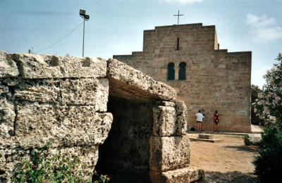 La Centopietre a Patù e la chiesa di San Giovanni.