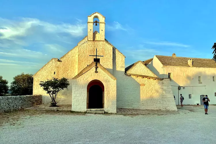 La chiesa di Santa Maria di Barsento e la sua masseria sono uno dei posti più belli da vedere vicino Alberobello.