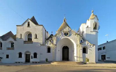 Ad Alberobello anche la Chiesa di Sant'Antonio è a forma di trullo.