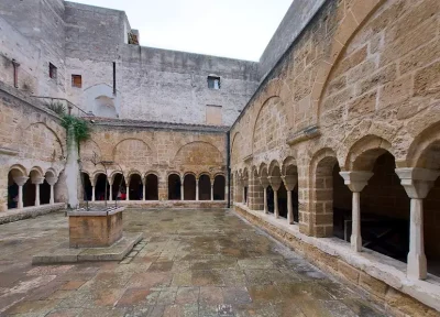 Lo splendido chiostro dell'antico monastero della chiesa di San Benedetto di Brindisi.