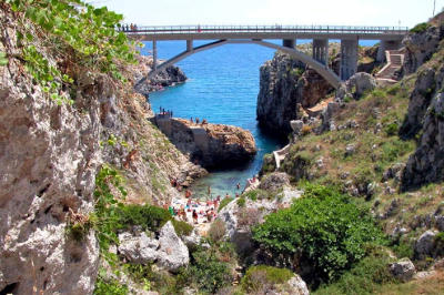 Il ponte ed il canyon del Ciolo.