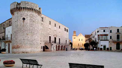 Il castello di Conversano e la cattedrale.