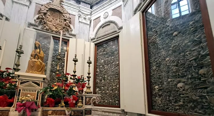 La Cappella nella Cripta della Cattedrale di Otranto con i resti degli 800 Martiri.