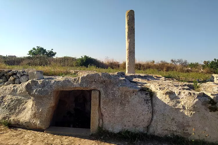 La cripta e il menhir San Paolo a Giurdignano.