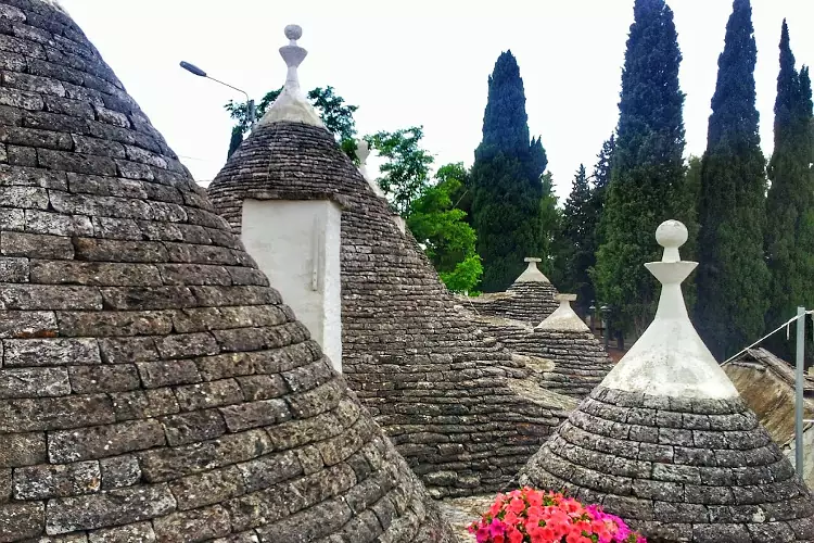 Cupole dei trulli di Alberobello con i caratteristici pinnacoli.