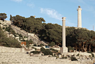 Il faro di Leuca e la scalinata monumentale con la colonna romana.