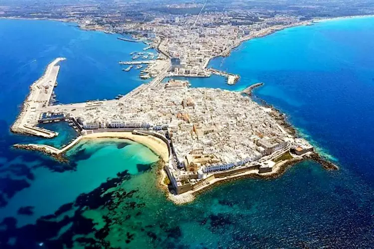 L'isola della città vecchia di Gallipoli in Puglia con le bellezze del centro storico.