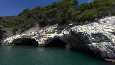 Una grotta marina lungo la costa del Gargano.