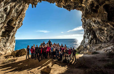 Escursionisti nelle Grotte Cipolliane vicino Novaglie e Leuca.