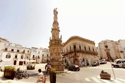 La guglia di Sant'Oronzo in piazza della Libertà a Ostuni.